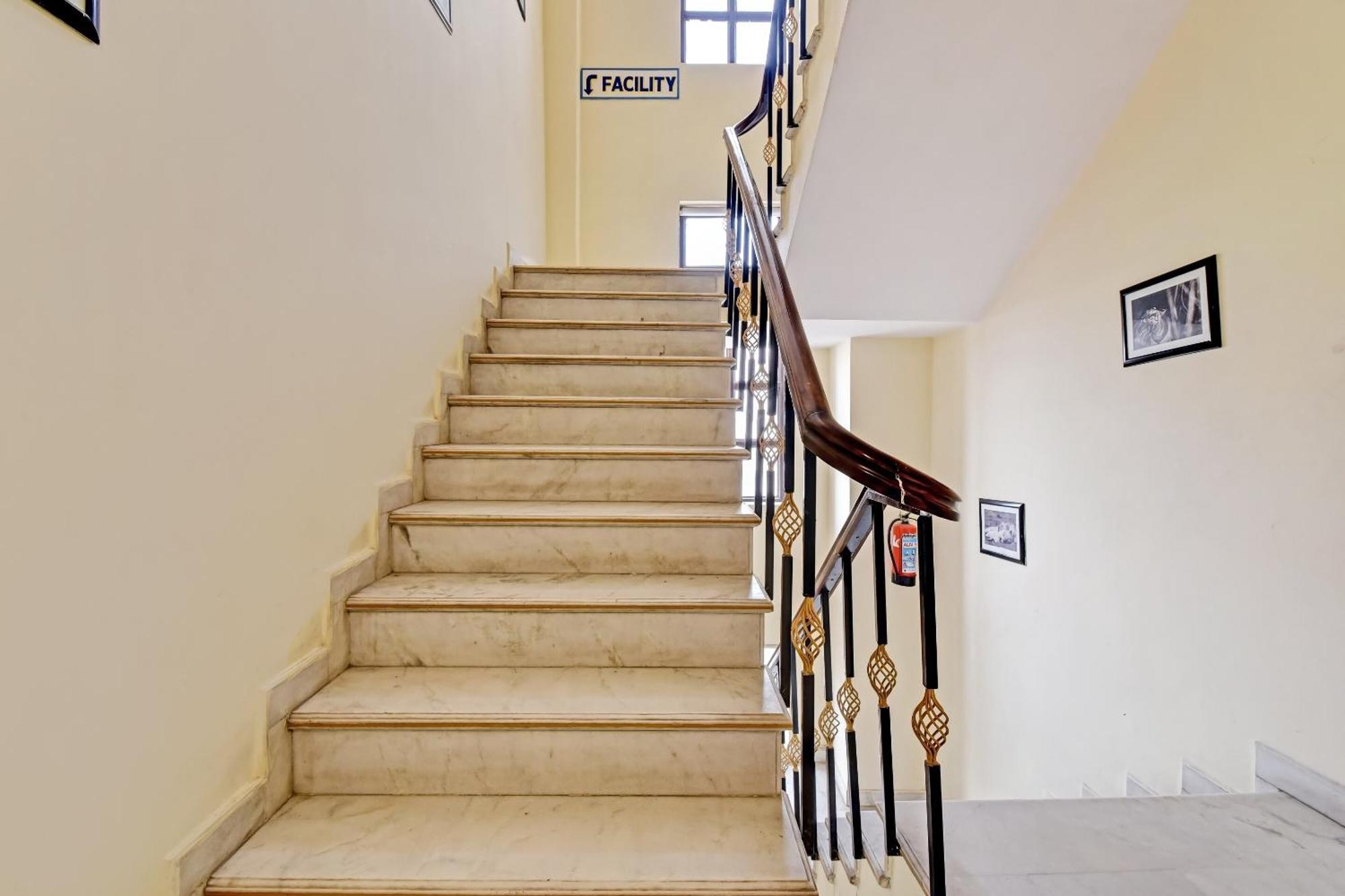 Collection O Hotel Four Boutique Kukas Exterior photo